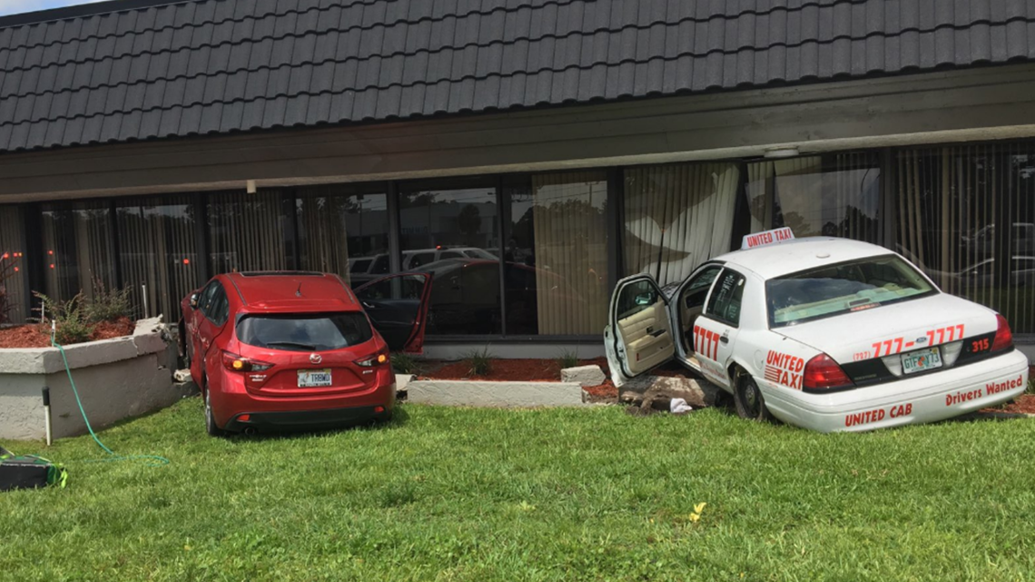 Clearwater police say two cars crashed into building near U.S. 19