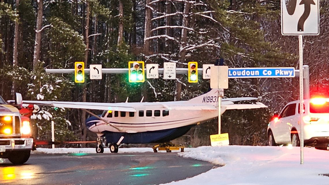 Plane makes emergency landing on Virgina highway