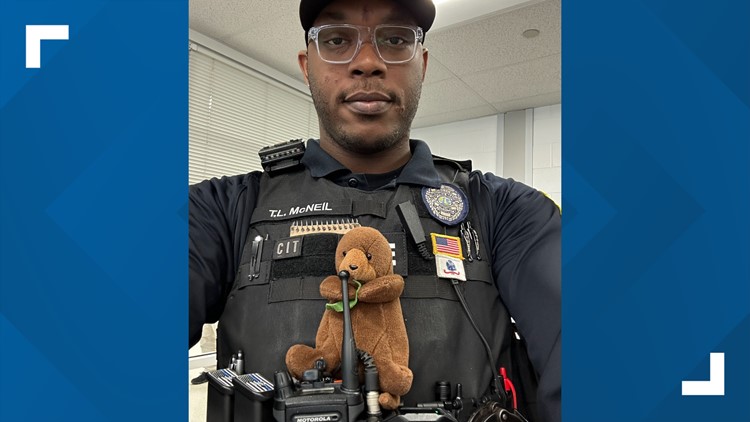 Virginia police officer shares special day of adventures with 'Otti the otter'
